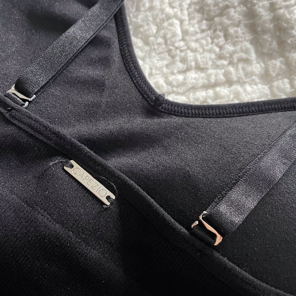 2 built in bra crops, size m - Picture 4 of 4